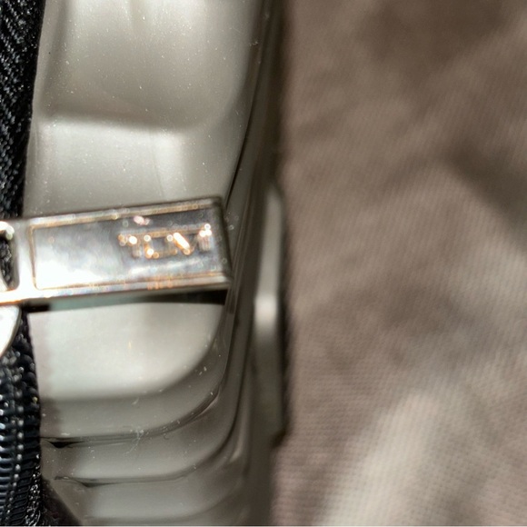 TUMI FOR DELTA HARDSHELL ZIPPERED AMENITY CASE - Picture 5 of 8